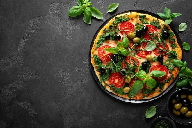 pizza aux tomates et pesto