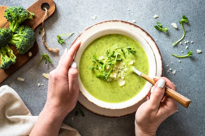 bol de velouté de brocoli au parmesan