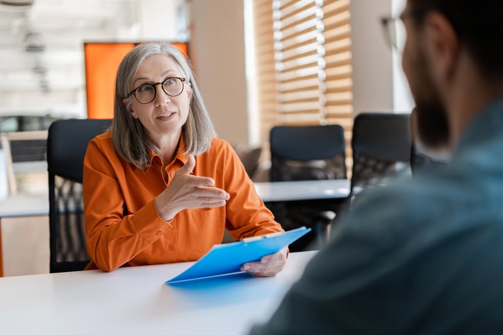 Une recruteuse interroge un candidat en entretien d'embauche