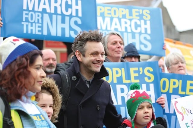 Michael Sheen lors d'un rassemblement pour le NHS à Tredegar, au Pays de Galles, en 2015