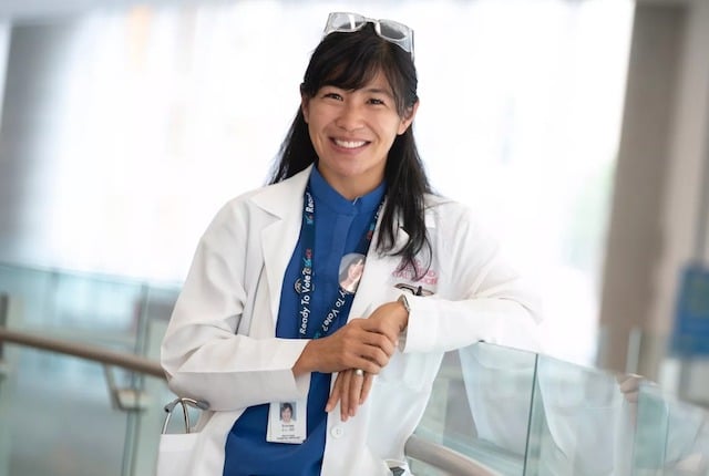  Shirlee Xie dans sa tenue de médecin