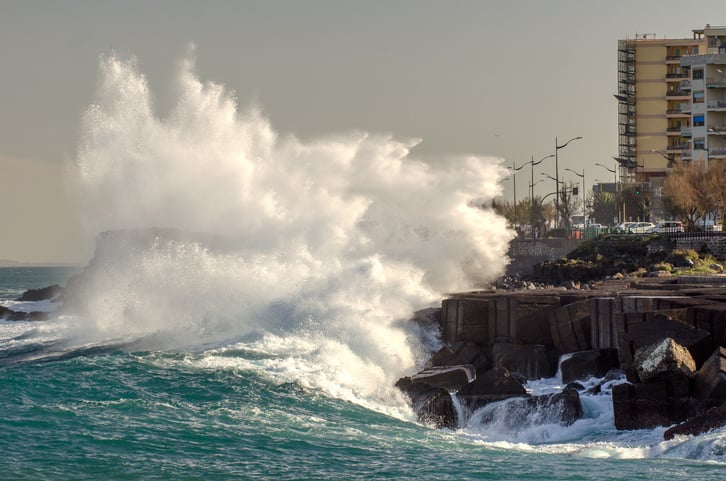 Des grosses vagues s'abattent sur la ville