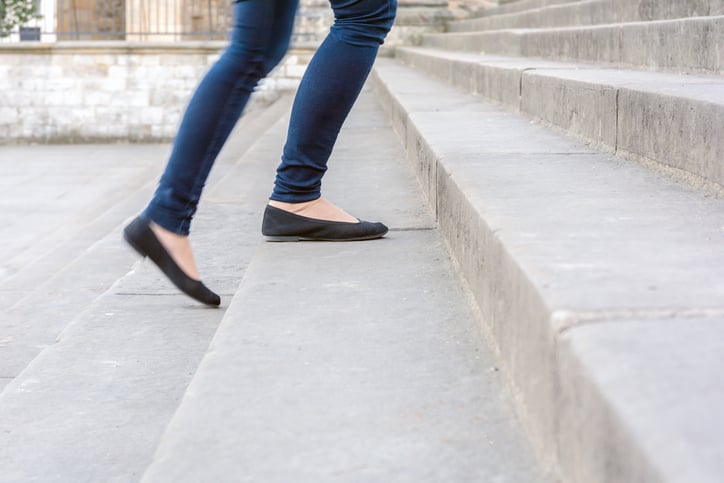 Une personne en ballerines