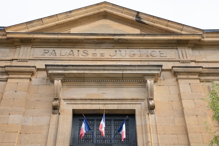 Façade d'un palais de justice français