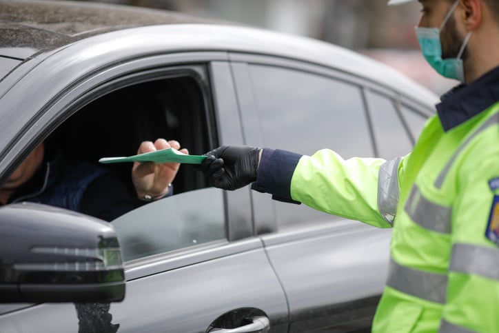 Une personne arrêtée par un gendarme