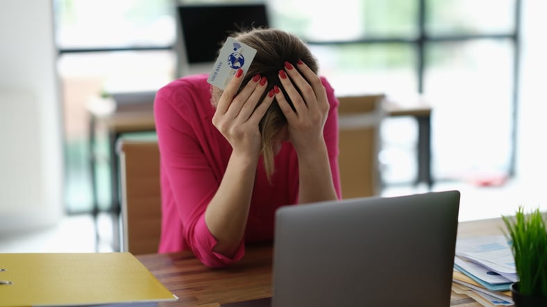 Une femme découvre, avec stupeur, qu'elle s'est fait arnaquer sur internet