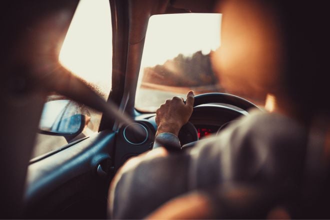 Un automobiliste dans sa voiture