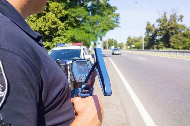 Un gendarme sur la route en train de contrôler les automobilistes