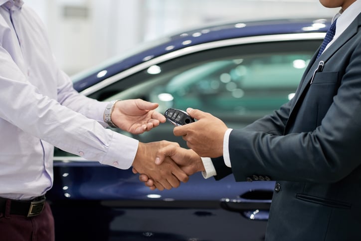 Un homme achète une voiture