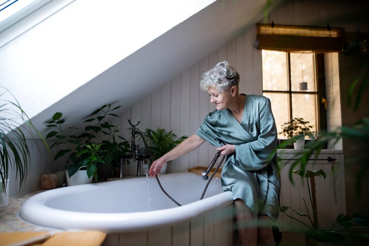 Une femme remplit une baignoire