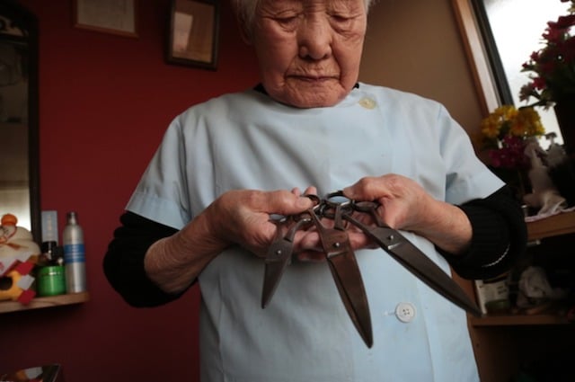 Shitsui Hakoishi dans son salon de coiffure 