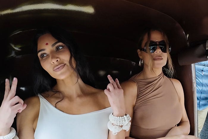 Kim Kardashian et sa soeur Khloé à Mumbai, en Inde