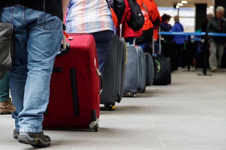 Des passagers dans un aéroport