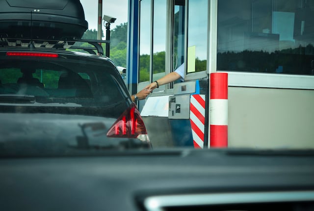 Un automobiliste qui paye un péage