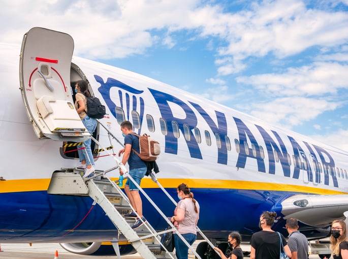 Des passagers montent dans un avion de la compagnie Ryanair