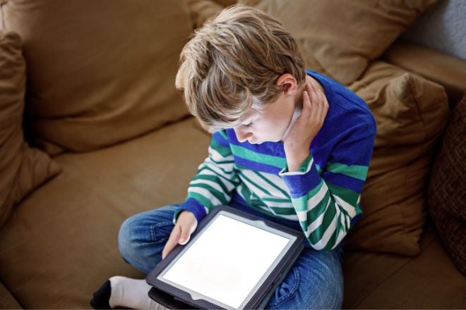 Un enfant sur une tablette 