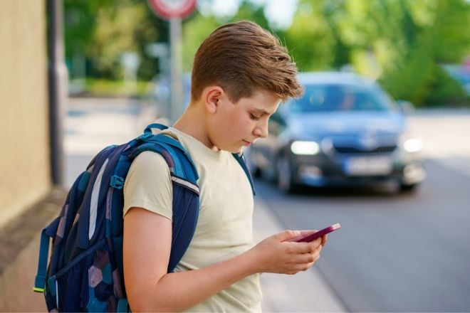 Un enfant sur son smartphone