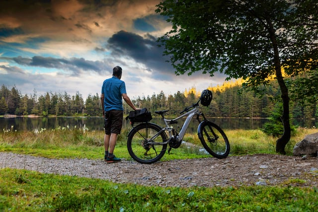 Un cycliste admirant le paysage au bord de l'eau