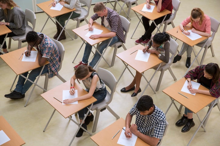 Des élèves passent un examen