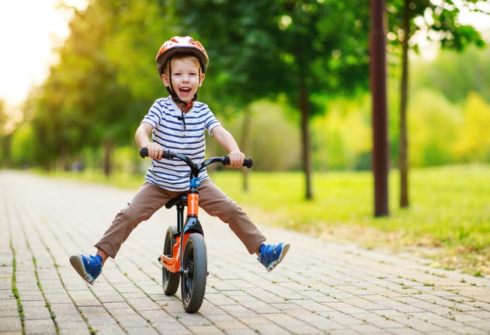 Un enfant fait du vélo