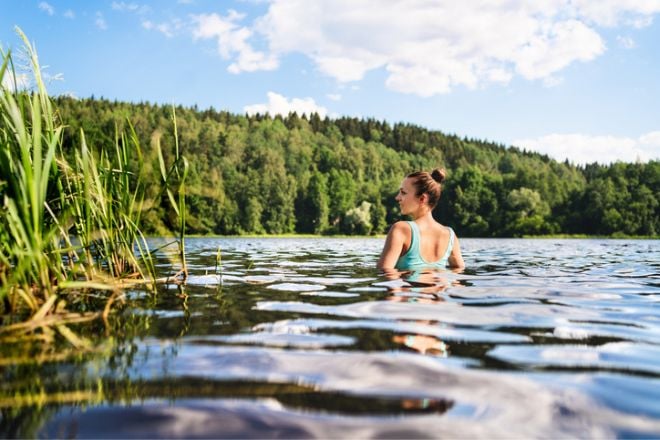 Une femme se baigne dans un lac en Finlande