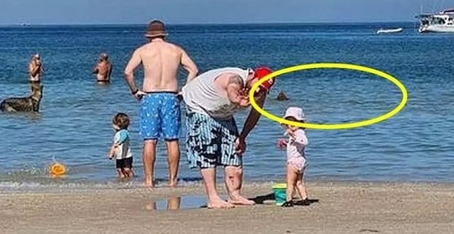 La photo de famille au bord de la plage 