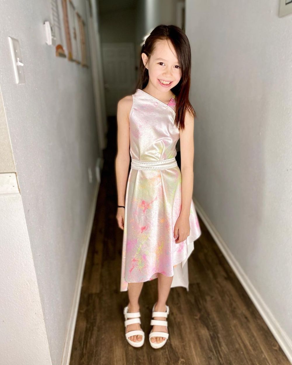 Menina de 9 anos que costura suas próprias roupas fica famosa no mundo da  moda - Revista Crescer, Educação