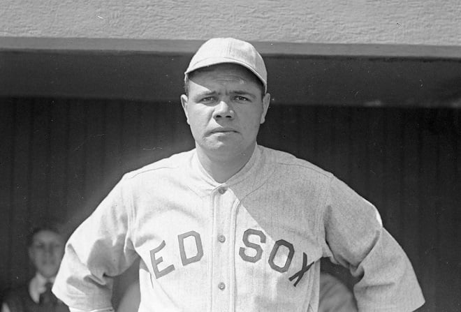 le joueur de baseball Babe Ruth en tenue face à l'objectif