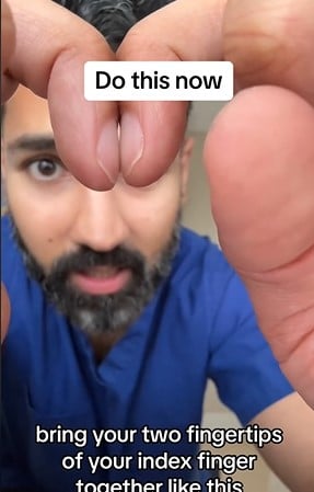 capture d'écran TikTok montrant le docteur Ahmed faire un test avec ses doigts