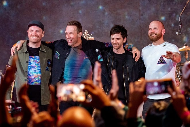 le groupe Coldplay saluant la foule lors d'un concert