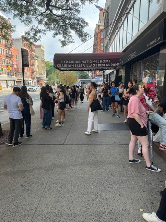 vistieurs faisant la queue devant un café new yorkaisù