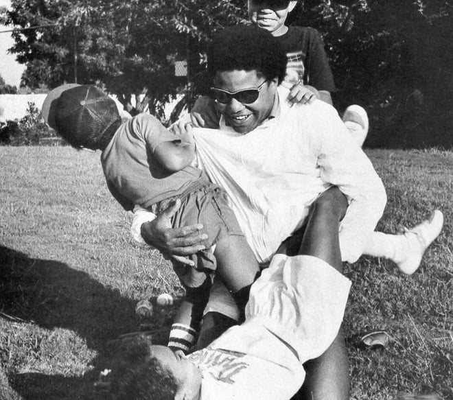 Tito Jackson jouant avec ses trois enfants 