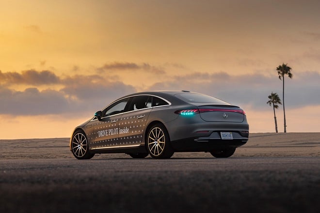 Voiture autonome Mercedes avec phares turquoises