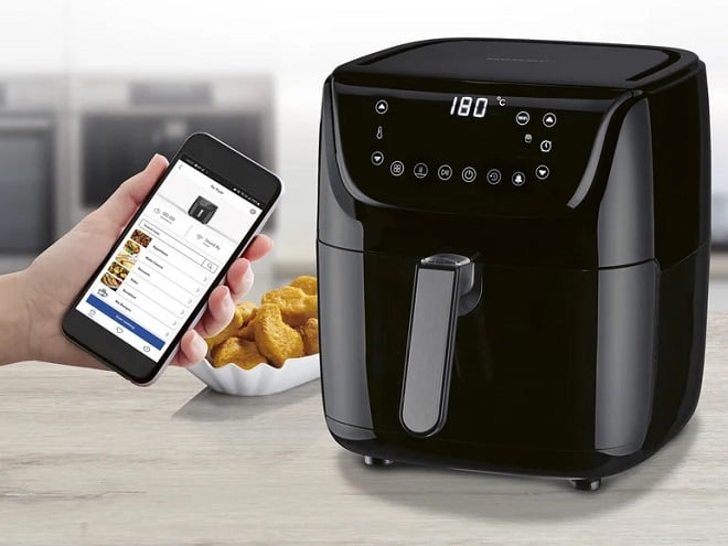 robot Airfryer de Lidl avec téléphone à côté