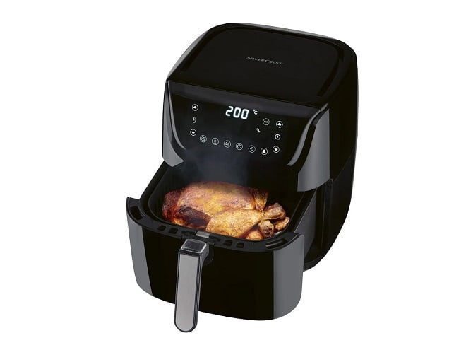 robot Airfryer cuisant un poulet entier