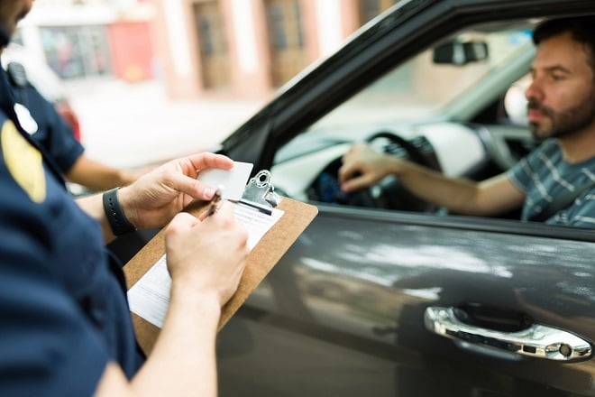 agent de police donnant une contravention à un automobiliste