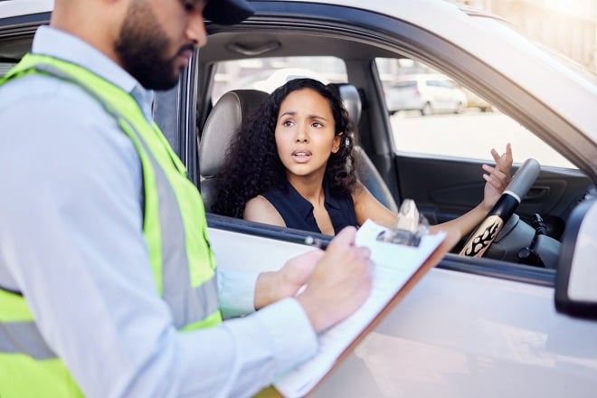 Conductrice recevant une amendeau volant de sa voiture