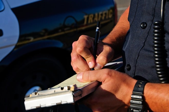 policier rédigeant une contravention