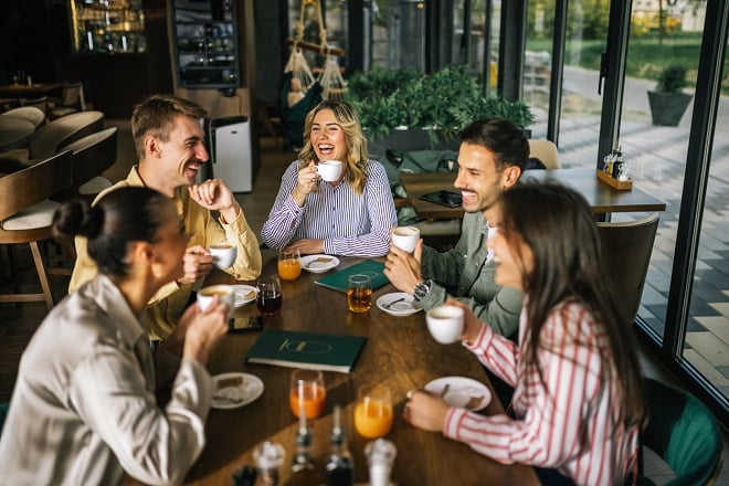 Groupe d'amis prenant un café dans un restaurant