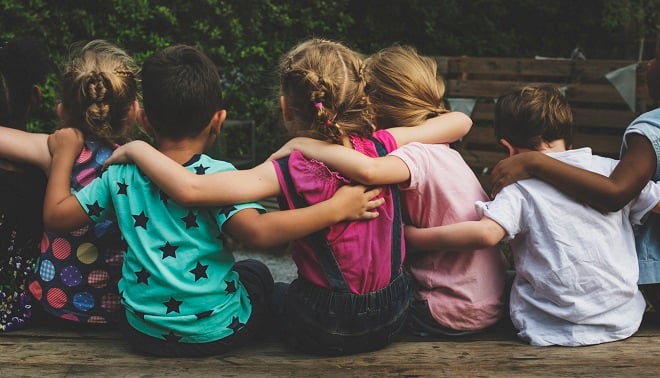 Enfants de maternelle se prenant les bras