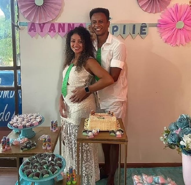 parents posant ensemble lors du baby shower