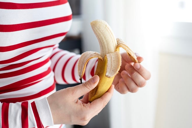 jeune femme mangeant une banane