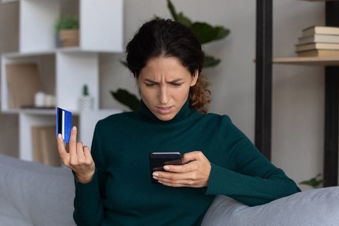 Femme inquiète regardant sur son smartphone