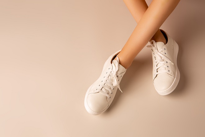 jeune femme exposant ses chaussures blanches