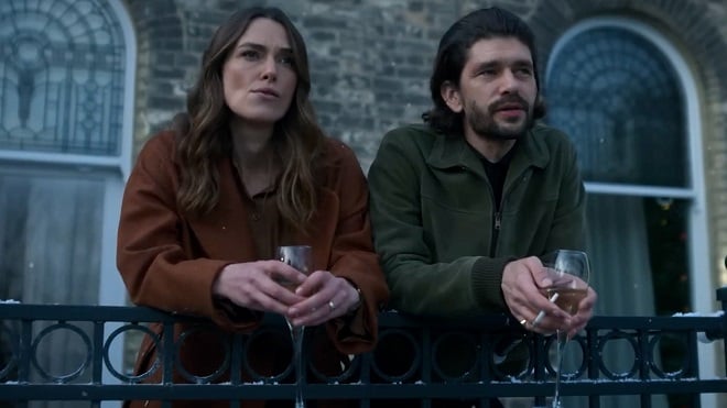 Extrait de la série Black Doves montrant Keira Knightley et Ben Whishaw