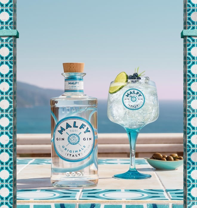 la bouteille de Gin Malfy avec un cocktail