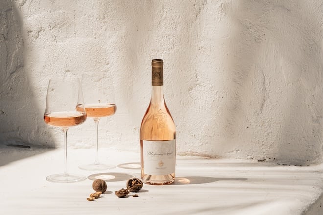 bouteille de rosé Whispering Angel millésime 2023 et deux verres