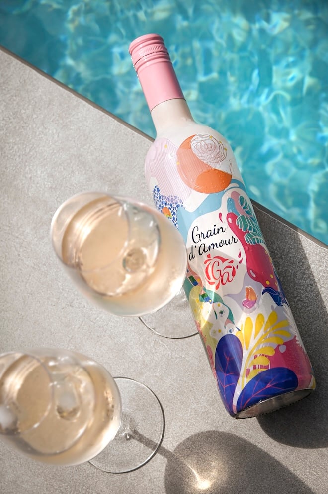 la nouvelle cuvée du rosé Grain d'Amour avec deux verres autour d'une piscine