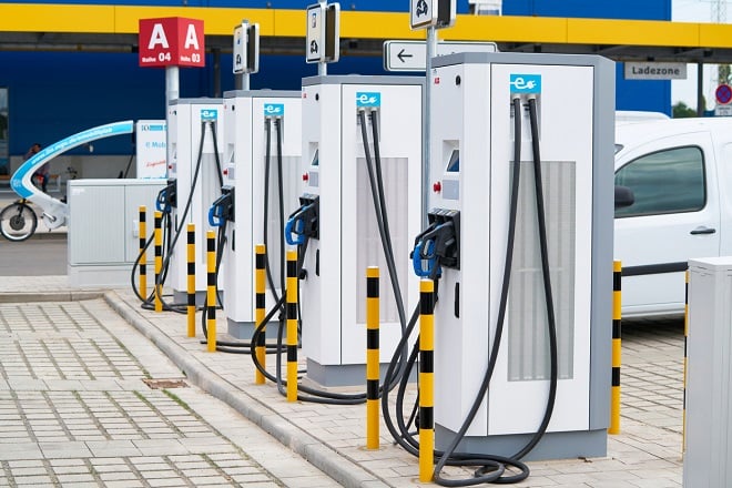 Bornes électriques sur un parking IKEA