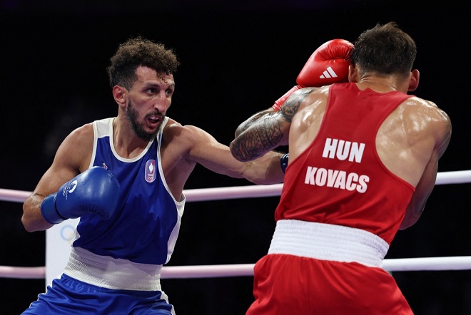 le boxeur français Sofiane Oumiha face à son adversaire hongrois Kovacs